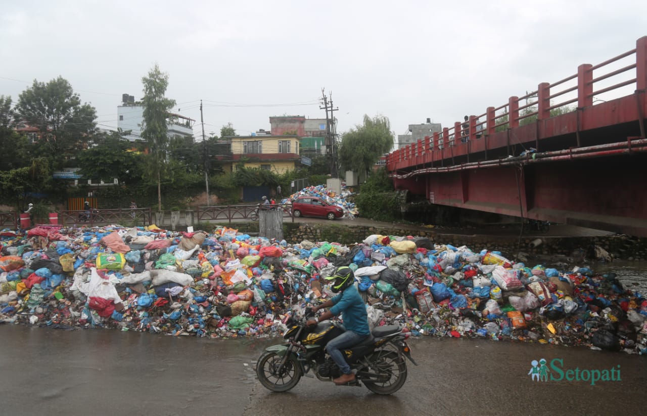 काठमाडौंमा फोहोरको थुप्रो। तस्बिर: नवीनबाबु गुरूङ/सेतोपाटी